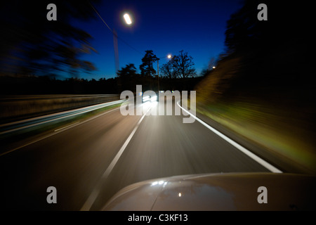 Ansicht der Straße vom Auto in der Nacht Stockfoto