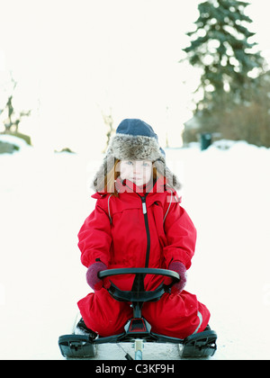 Mädchen auf Schlitten im winter Stockfoto