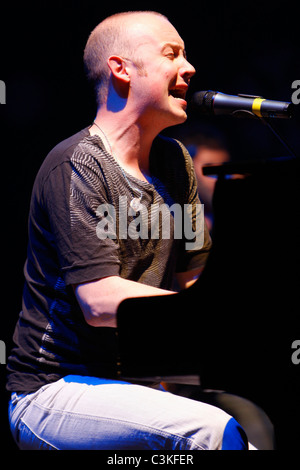 Isaac Slade The Fray live im Konzert in WTMX 101.9fm Chicagos Wunder vollbringen auf staatliche Straße 11 im Auditorium Theater Stockfoto