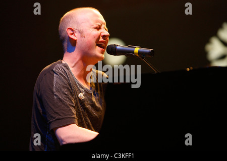 Isaac Slade The Fray live im Konzert in WTMX 101.9fm Chicagos Wunder vollbringen auf staatliche Straße 11 im Auditorium Theater Stockfoto