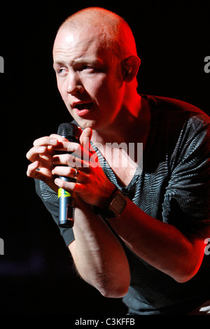 Isaac Slade The Fray live im Konzert in WTMX 101.9fm Chicagos Wunder vollbringen auf staatliche Straße 11 im Auditorium Theater Stockfoto