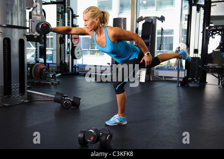 Frau Gewichtheben im Fitness-Studio Stockfoto