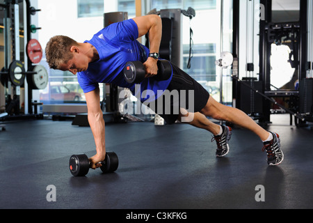 Mann im Fitness-Studio trainieren Stockfoto