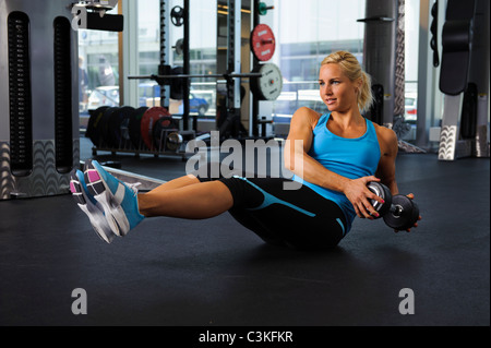 Frau im Fitness-Studio trainieren Stockfoto