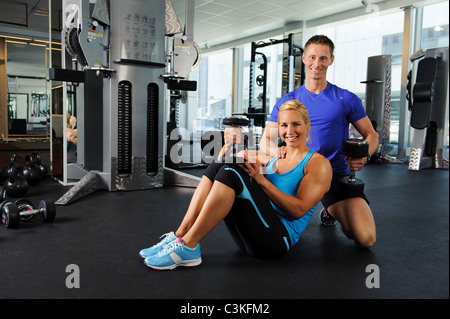 Paar im Fitness-Studio trainieren Stockfoto
