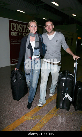 Camilla Dallerup und ihr Verlobter Kevin Sacre Ankunft am Heathrow Airport London, England - 21.11.09 Stockfoto