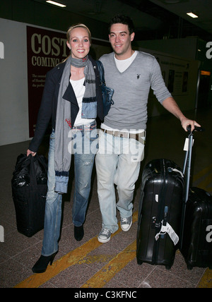 Camilla Dallerup und ihr Verlobter Kevin Sacre Ankunft am Heathrow Airport London, England - 21.11.09 Stockfoto