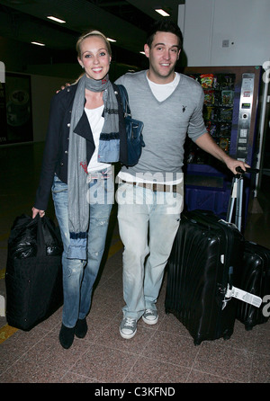 Camilla Dallerup und ihr Verlobter Kevin Sacre Ankunft am Heathrow Airport London, England - 21.11.09 Stockfoto