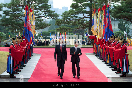 Präsident Barack Obama geht mit der südkoreanische Präsident Lee Myung-Bak im Rahmen einer Ankunft Zeremonie an das blaue Haus in Seoul, Stockfoto