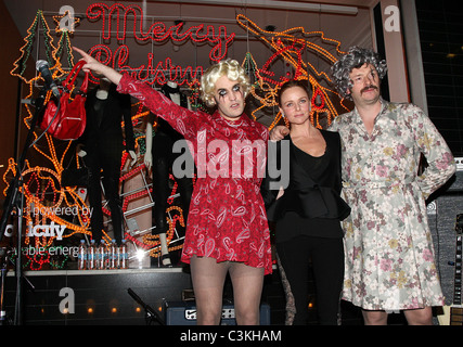 Noel Fielding von The Mighty Boosh, Stella McCartney und Julian Barratt Stella McCartney Boutique Weihnachtslichter schalten Stockfoto