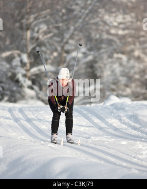 Ältere Frau Skifahren Stockfoto