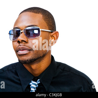 Afrikanischen jungen Mann posiert isoliert auf weiß Stockfoto