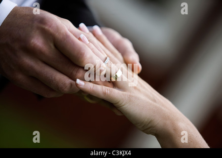 Bräutigam und Braut anziehen Ringe Stockfoto