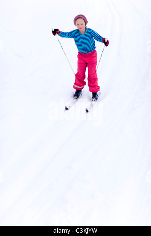 Junges Mädchen, Skifahren Stockfoto