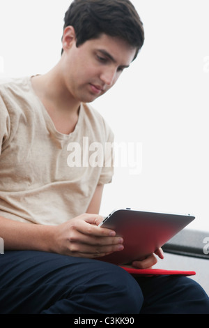 Junger Mann auf laptop Stockfoto