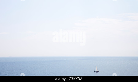 Segelboot am Meer Stockfoto