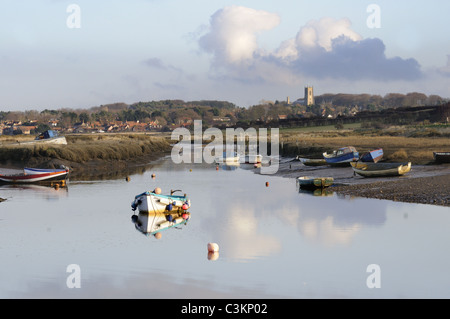 Salzwasser Priel im Morston Hafen, Blakeney Kirche und Dorf in Ferne, Norfolk, Eng, UK Stockfoto