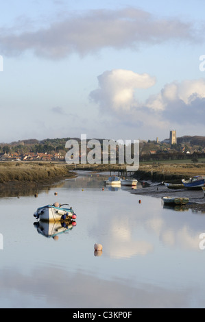 Salzwasser Priel im Morston Hafen, Blakeney Kirche und Dorf in Ferne, Norfolk, Eng, UK Stockfoto