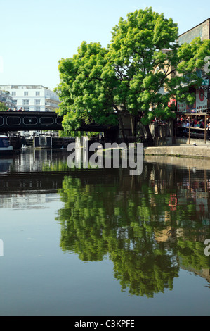 Blick vom Hawley Schloss mit Blick auf London Hampstead Road sperrt, Regents Canal Stockfoto