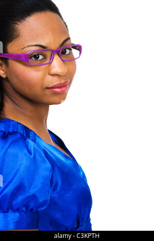 Junge Frau trägt Brille isoliert auf weiß Stockfoto