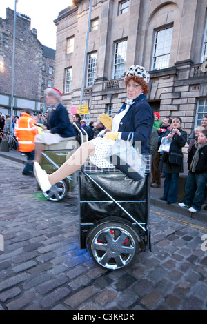 Atmosphäre Edinburghs Weihnachten statt der Homecoming 2009 Art Car Parade am St. Andrew Square Gardens Edinburgh, Schottland- Stockfoto