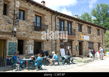 Touristen und Spaziergänger, die sich vor einem Café auf dem Pilgerweg, Camino de Santiago, Nordspanien, entspannen Stockfoto