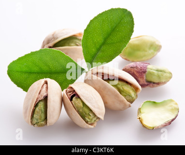 Pistazien. Isoliert auf weißem Hintergrund. Stockfoto