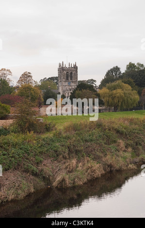 Hoher Steinturm der historischen C15 Church of St. Mary the Virgin, vom malerischen Flussufer des Flusses Wharfe - Tadcaster, North Yorkshire, England, Großbritannien. Stockfoto