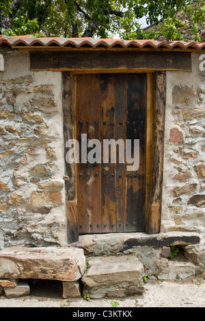 Rustikale Trockenmauer und Tor entlang dem Pilgerweg Camino de Santiago, Nordspanien Stockfoto