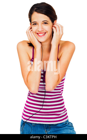 Schöne Frau, anhören von Musik über Ohrhörer isoliert auf weiß Stockfoto