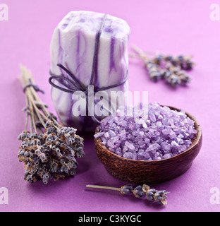 Mit Meersalz und getrocknetem Lavendel Seife. Stockfoto