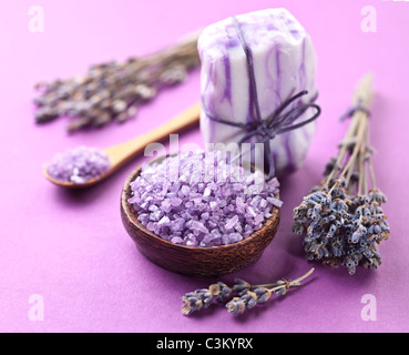Mit Meersalz und getrocknetem Lavendel Seife. Stockfoto