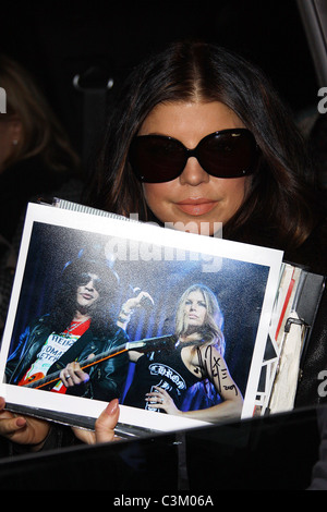 Fergie, aka Stacy Ferguson, gibt Autogramme für die Fans, als sie ABC-Studios in Manhattan New York City, USA - 15.12.09 verlässt Stockfoto