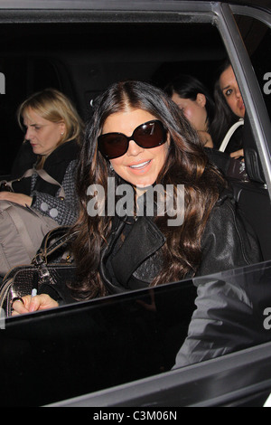 Fergie, aka Stacy Ferguson, gibt Autogramme für die Fans, als sie ABC-Studios in Manhattan New York City, USA - 15.12.09 verlässt Stockfoto