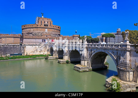 Blick auf berühmte Sant Angelo Castle und Brücke über den Fluss Tiber in Rom, Italien. Stockfoto