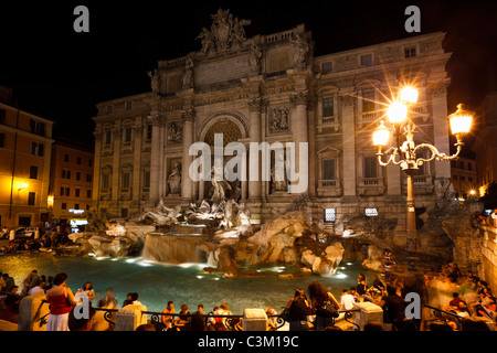 Der Trevi-Brunnen in Rom in der Nacht, Italien. Stockfoto