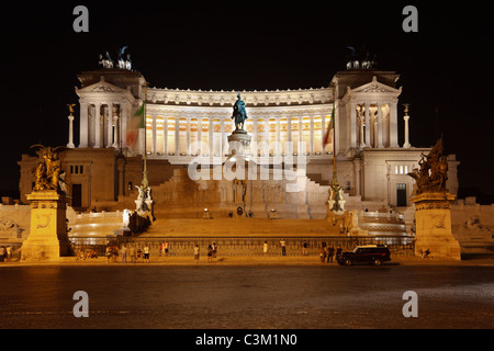 Denkmal von Victor Emmanuel II auf Venedig Platz in der Nacht. Rom. Italien. Stockfoto