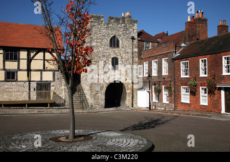 Westgate und die Tudor Händler Halle sind Teil der alten Stadtmauern Southamptons Stockfoto