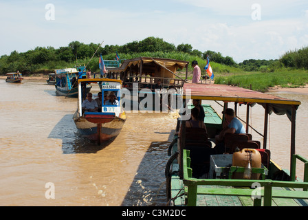 Boote, die Transport von Touristen am Tonle Sap See in der Nähe von Siem Reap Stockfoto