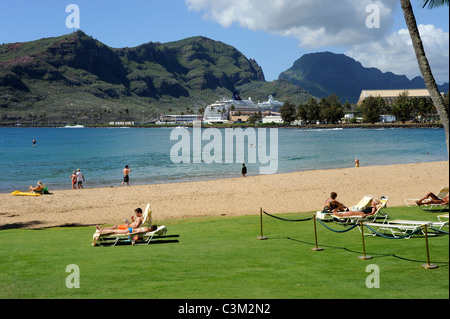 Urlauber entspannen Sie am Kalapaki Strand von Marriott Kauai Hawaii Nawilwili Bay Stockfoto