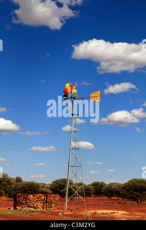 Bunt bemalte Windmühle, Sandstein, Gascoyne Murchison Western Australia Stockfoto