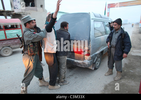 Afghanische Polizei auf der Suche nach Terroristen in Kunduz. Stockfoto