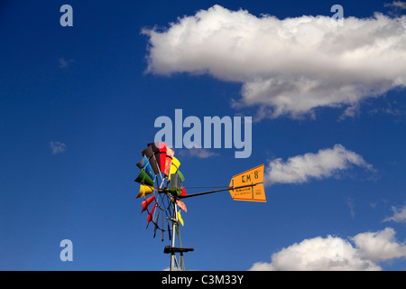 Bunt bemalte Windmühle, Sandstein, Gascoyne Murchison Western Australia Stockfoto