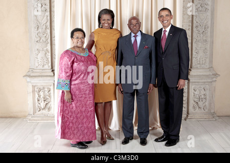 First Lady Michelle Obama und Präsident Barack Obama mit H.E Abdoulaye Wade, Präsident der Republik Senegal, posieren und Stockfoto