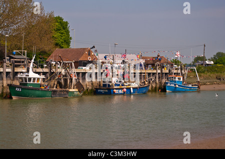 Angelboote/Fischerboote vertäut am Fluss Rother Roggen East Sussex England Stockfoto