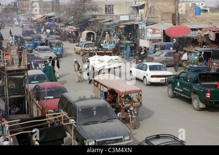 Alltag in der Stadt Kunduz, Afghanistan. VOOR EEN ARTIKEL VAN NATALIE RIGHTON, FOTO TON KOENE. Hauptstraße in Kundus-Stadt Stockfoto