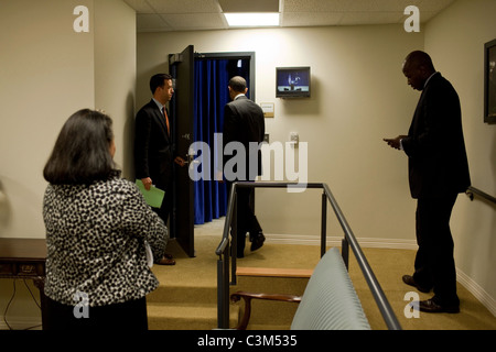 Stellvertretender Direktor des Oval Office Operations Brian Mosteller hält die Tür für Präsident Barack Obama, als er bereitet zu liefern Stockfoto