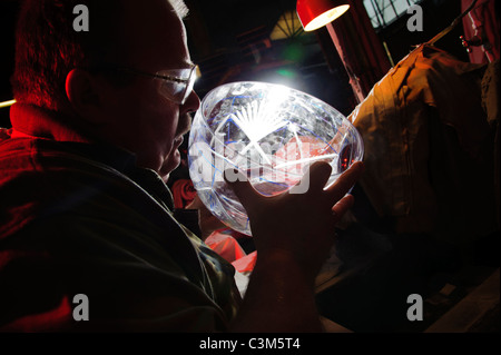 ALAN O'NEILL von Welsh Royal Crystal, Rhayader Powys, Mid Wales UK Arbeitsmuster Gravur auf einem geschliffenem Kristall Glasschüssel Stockfoto