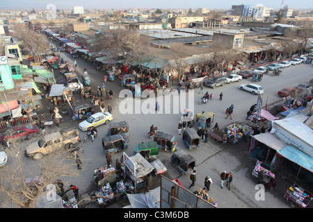 Alltag in der Stadt Kunduz, Afghanistan. VOOR EEN ARTIKEL VAN NATALIE RIGHTON, FOTO TON KOENE. Hauptstraße in Kundus-Stadt Stockfoto