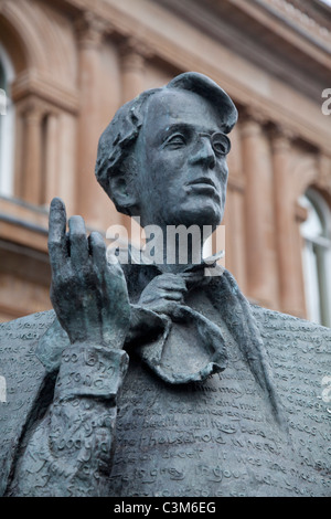 Statue zum Gedenken an WB Yeats, Sligo Town Centre, County Sligo, Irland. Stockfoto